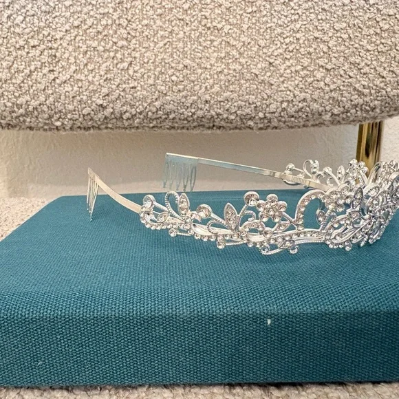 Elegant Tiara & Prom Queen Sash - Picture 5 of 6